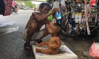 Bé trai 18 tháng tuổi không mảnh vải che thân đứng giữa trời nắng 40 độ, ngực đeo biển: ‘Cháu không có bố mẹ’ Bé trai 18 tháng tuổi không mảnh vải che thân đứng giữa trời nắng 40 độ, ngực đeo biển: ‘Cháu không có bố mẹ’