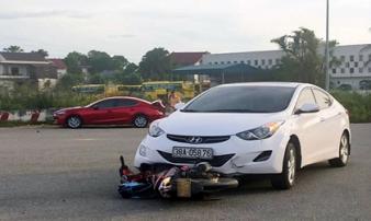 Va chạm với xe con, ông tử vong, 2 cháu bị thương trên đường đi học Va chạm với xe con, ông tử vong, 2 cháu bị thương trên đường đi học