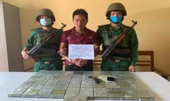 Bắt tài xế taxi vận chuyển 41 bánh heroin Bắt tài xế taxi vận chuyển 41 bánh heroin