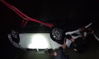 Ôtô lao xuống biển, 4 người nguy kịch Ôtô lao xuống biển, 4 người nguy kịch