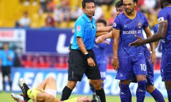 Vì sao tiếng còi méo của trọng tài làm chao đảo V.League Vì sao tiếng còi méo của trọng tài làm chao đảo V.League