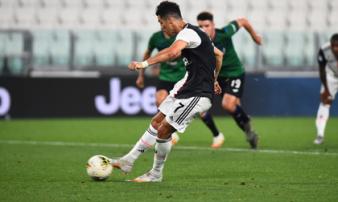 Ronaldo lập cú đúp penalty giúp Juventus tiến sát chức vô địch Ronaldo lập cú đúp penalty giúp Juventus tiến sát chức vô địch