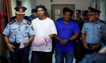 Anh em Ronaldinho tiếp tục bị giam giữ tại Paraguay Anh em Ronaldinho tiếp tục bị giam giữ tại Paraguay