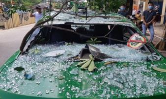 Nổ lớn trên đường Kim Mã, mảnh vỡ cửa kính văng ra đường, trúng xe taxi Nổ lớn trên đường Kim Mã, mảnh vỡ cửa kính văng ra đường, trúng xe taxi