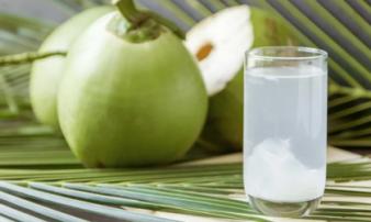 Sai lầm khi uống nước dừa dễ ngộ độc, thậm chí gây đột quỵ Sai lầm khi uống nước dừa dễ ngộ độc, thậm chí gây đột quỵ
