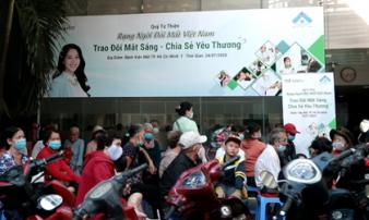 Trao cơ hội khám và mổ mắt cho bà con có hoàn cảnh khó khăn Trao cơ hội khám và mổ mắt cho bà con có hoàn cảnh khó khăn