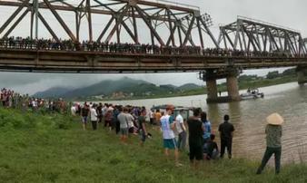 Nam tài xế dũng cảm lao xuống sông cứu cô gái bị ngã, cả 2 người cùng tử vong Nam tài xế dũng cảm lao xuống sông cứu cô gái bị ngã, cả 2 người cùng tử vong