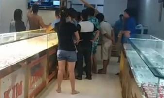 Nam sinh 14 tuổi bịt mặt, đeo găng tay đi xe đạp tới cướp tiệm vàng Nam sinh 14 tuổi bịt mặt, đeo găng tay đi xe đạp tới cướp tiệm vàng