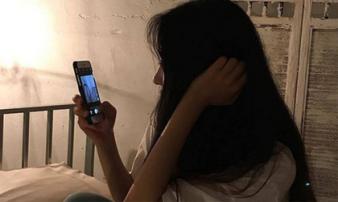 Nghịch điện thoại suốt đêm: Nếu xuất hiện 3 điểm bất thường vào ngày hôm sau thì đó là lời 'cầu cứu' từ cơ thể Nghịch điện thoại suốt đêm: Nếu xuất hiện 3 điểm bất thường vào ngày hôm sau thì đó là lời 'cầu cứu' từ cơ thể
