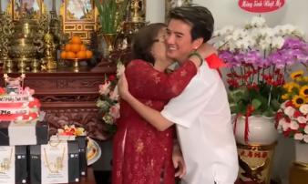 Hé lộ mối quan hệ thân thiết như 'mẹ đẻ con ruột' hiếm ai biết của mẹ Hoài Linh và Đàm Vĩnh Hưng Hé lộ mối quan hệ thân thiết như 'mẹ đẻ con ruột' hiếm ai biết của mẹ Hoài Linh và Đàm Vĩnh Hưng