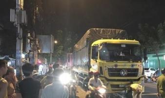 Đón con đi học về, bị xe cuốn vào gầm, cha tử vong con bị thương Đón con đi học về, bị xe cuốn vào gầm, cha tử vong con bị thương