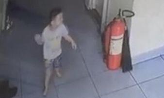 Ngã từ lan can tầng 3 chung cư, bé trai 20 tháng tuổi nguy kịch Ngã từ lan can tầng 3 chung cư, bé trai 20 tháng tuổi nguy kịch