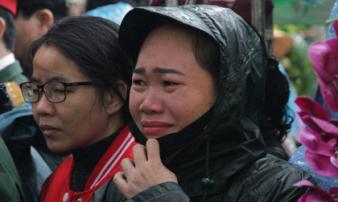Hàng nghìn người đội mưa đến tiễn biệt các liệt sĩ hi sinh trong vụ sạt lở thủy điện Rào Trăng 3 Hàng nghìn người đội mưa đến tiễn biệt các liệt sĩ hi sinh trong vụ sạt lở thủy điện Rào Trăng 3