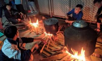 Ấm lòng tình 'đồng bào' trong cơn lũ ở miền Trung Ấm lòng tình 'đồng bào' trong cơn lũ ở miền Trung