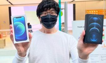 Người đầu tiên mua được iPhone 12 trên thế giới: Xếp hàng từ 11 rưỡi đêm, mua liền hai máy Người đầu tiên mua được iPhone 12 trên thế giới: Xếp hàng từ 11 rưỡi đêm, mua liền hai máy