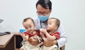 Trúc Nhi - Diệu Nhi trở lại bệnh viện tái khám sau 15 ngày được về nhà, thích thú chơi đua xe cùng bác sĩ Trúc Nhi - Diệu Nhi trở lại bệnh viện tái khám sau 15 ngày được về nhà, thích thú chơi đua xe cùng bác sĩ