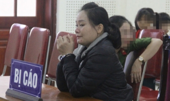 Nước mắt ân hận của nữ bị cáo được gặp con gái 7 tuổi tại tòa