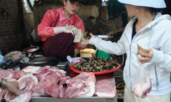 Giá lợn hơi xuống thấp nhất 1 năm, giá thịt ngoài chợ vẫn đắt Giá lợn hơi xuống thấp nhất 1 năm, giá thịt ngoài chợ vẫn đắt