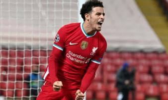 Sai lầm ngớ ngẩn của thủ môn giúp Liverpool giành vé vào knock-out Champions League Sai lầm ngớ ngẩn của thủ môn giúp Liverpool giành vé vào knock-out Champions League