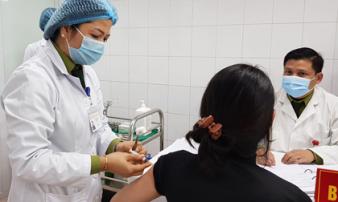 Có phản ứng miễn dịch tốt, 3 người tiêm vắc-xin Covid-19 đầu tiên được tiêm mũi 2 Có phản ứng miễn dịch tốt, 3 người tiêm vắc-xin Covid-19 đầu tiên được tiêm mũi 2