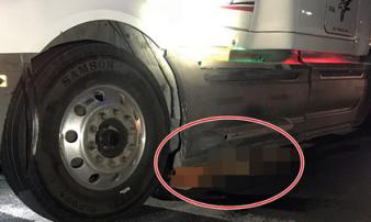 Vụ container kéo lê nạn nhân 60km: Cả tài xế và vợ ngồi trên xe đều khẳng định... không biết gì Vụ container kéo lê nạn nhân 60km: Cả tài xế và vợ ngồi trên xe đều khẳng định... không biết gì