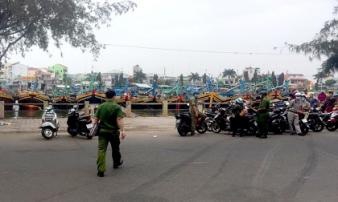 Phát hiện thi thể đàn ông dưới sông với vết thương ở đầu Phát hiện thi thể đàn ông dưới sông với vết thương ở đầu