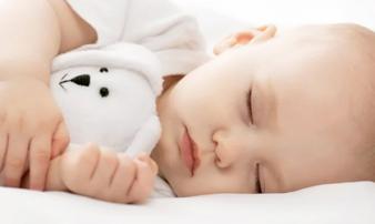 Cho con ngủ theo 4 kiểu này cẩn trọng kẻo hại sức khỏe, kiểu thứ 3 gây ngạt thở nguy hiểm tới bé Cho con ngủ theo 4 kiểu này cẩn trọng kẻo hại sức khỏe, kiểu thứ 3 gây ngạt thở nguy hiểm tới bé