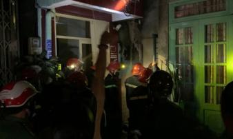 Nhà trong hẻm cháy dữ dội lúc nửa đêm, 7 người kêu cứu Nhà trong hẻm cháy dữ dội lúc nửa đêm, 7 người kêu cứu