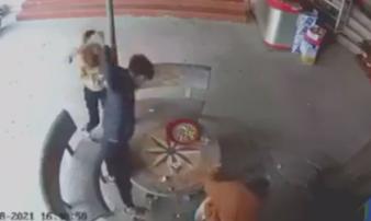 Vụ người đàn ông khuyết tật bị đánh tử vong bằng điếu cày: Khởi tố vụ án, tạm giữ hình sự 1 nghi phạm Vụ người đàn ông khuyết tật bị đánh tử vong bằng điếu cày: Khởi tố vụ án, tạm giữ hình sự 1 nghi phạm