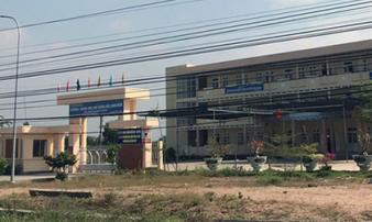 Ba học sinh bị nhóm người lạ mặt xông vào trường đánh đập dã man, nhấn đầu xuống bùn lầy Ba học sinh bị nhóm người lạ mặt xông vào trường đánh đập dã man, nhấn đầu xuống bùn lầy