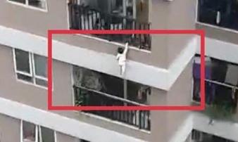 Bé gái 3 tuổi rơi tầng 12 chung cư: 'Lúc bé rơi, bố mẹ đang tiễn khách' Bé gái 3 tuổi rơi tầng 12 chung cư: 'Lúc bé rơi, bố mẹ đang tiễn khách'