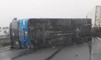 Xe khách lật trên cao tốc Nội Bài - Lào Cai, 6 người thoát chết Xe khách lật trên cao tốc Nội Bài - Lào Cai, 6 người thoát chết