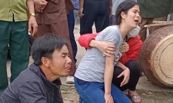 Nỗi đau người đàn ông cùng lúc mất cả 2 đứa con dưới hố chôn cột điện: 'Vợ chồng tôi đã mất tất cả, cuộc đời này chẳng còn ý nghĩa gì' Nỗi đau người đàn ông cùng lúc mất cả 2 đứa con dưới hố chôn cột điện: 'Vợ chồng tôi đã mất tất cả, cuộc đời này chẳng còn ý nghĩa gì'