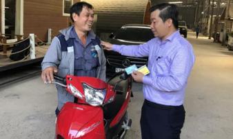 Cái kết khó tin cho người đàn ông va chạm xe máy với ôtô Cái kết khó tin cho người đàn ông va chạm xe máy với ôtô