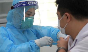 Trong ngày đầu, đã có 377 người được tiêm vaccine phòng Covid-19, chưa ghi nhận phản ứng sau tiêm Trong ngày đầu, đã có 377 người được tiêm vaccine phòng Covid-19, chưa ghi nhận phản ứng sau tiêm