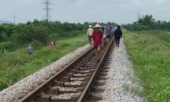 Vụ mẹ ôm con gái 7 tuổi lên đường ray lúc tàu sắp đến: Thi thể cháu bé có vết cắt sâu ở tay trái Vụ mẹ ôm con gái 7 tuổi lên đường ray lúc tàu sắp đến: Thi thể cháu bé có vết cắt sâu ở tay trái