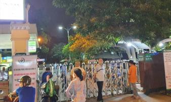 Hà Nội: Người đàn ông rơi từ tầng 5 Bệnh viện Việt Đức xuống đất tử vong Hà Nội: Người đàn ông rơi từ tầng 5 Bệnh viện Việt Đức xuống đất tử vong