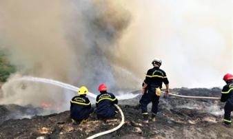 Cháy đỏ rực tại bãi rác lớn nhất Đà Nẵng, cột khói khổng lồ khiến nhiều người hoảng sợ Cháy đỏ rực tại bãi rác lớn nhất Đà Nẵng, cột khói khổng lồ khiến nhiều người hoảng sợ
