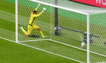 Euro 2020 xuất hiện siêu phẩm từ giữa sân, sao Man United thua cay đắng ngay trên sân nhà Euro 2020 xuất hiện siêu phẩm từ giữa sân, sao Man United thua cay đắng ngay trên sân nhà