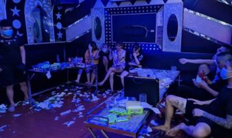Chủ quán karaoke ở Vĩnh Phúc rủ nhóm bạn 'bay lắc' giữa mùa dịch, công an kiểm tra liền đóng cửa cố thủ Chủ quán karaoke ở Vĩnh Phúc rủ nhóm bạn 'bay lắc' giữa mùa dịch, công an kiểm tra liền đóng cửa cố thủ