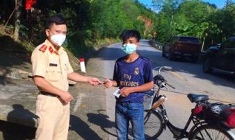 Thanh niên 18 tuổi đạp xe vượt 700km về Nghệ An để tránh dịch Covid-19 Thanh niên 18 tuổi đạp xe vượt 700km về Nghệ An để tránh dịch Covid-19