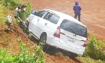 Gia Lai: Mâu thuẫn trong làm ăn, nam tài xế lái xe ô tô tông thẳng vào xe của người phụ nữ Gia Lai: Mâu thuẫn trong làm ăn, nam tài xế lái xe ô tô tông thẳng vào xe của người phụ nữ