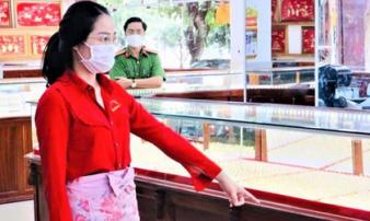 Vụ nữ nhân viên trộm hơn 2.300 nhẫn vàng: Tổng số tiền lên đến gần 10 tỷ, tương đương 1 tiệm vàng cỡ nhỏ Vụ nữ nhân viên trộm hơn 2.300 nhẫn vàng: Tổng số tiền lên đến gần 10 tỷ, tương đương 1 tiệm vàng cỡ nhỏ