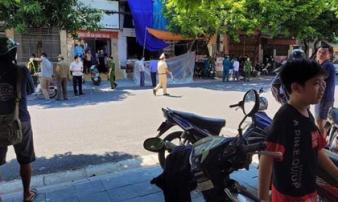 Người phụ nữ bán nước bị chém gục trước cửa nhà, kẻ gây án bình tĩnh đi bộ rời hiện trường Người phụ nữ bán nước bị chém gục trước cửa nhà, kẻ gây án bình tĩnh đi bộ rời hiện trường