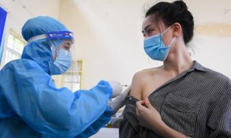 Diễn biến 'nóng' vụ cô giáo được tiêm liên tiếp 2 mũi vắc xin Covid-19 Diễn biến 'nóng' vụ cô giáo được tiêm liên tiếp 2 mũi vắc xin Covid-19