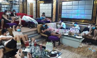 Phát hiện 53 nam nữ tụ tập phê ma túy trong quán karaoke giữa dịch Covid-19 Phát hiện 53 nam nữ tụ tập phê ma túy trong quán karaoke giữa dịch Covid-19