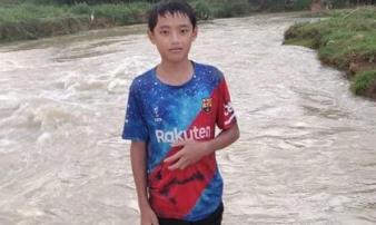 Nam sinh lớp 7 lao xuống dòng nước xiết cứu bé gái 9 tuổi đang chới với Nam sinh lớp 7 lao xuống dòng nước xiết cứu bé gái 9 tuổi đang chới với