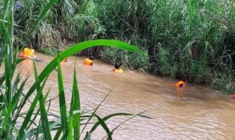 Ba bố con đi xe máy bị nước cuốn tử vong, thi thể bé gái vẫn chưa tìm thấy Ba bố con đi xe máy bị nước cuốn tử vong, thi thể bé gái vẫn chưa tìm thấy