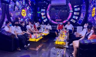 Đột kích phòng VIP quán karaoke, phát hiện 15 người đang hát chui giữa mùa dịch Đột kích phòng VIP quán karaoke, phát hiện 15 người đang hát chui giữa mùa dịch