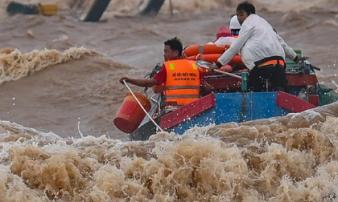 Bão số 8 đi vào biển Đông, hoàn lưu rộng hàng trăm km, di chuyển nhanh, khó lường Bão số 8 đi vào biển Đông, hoàn lưu rộng hàng trăm km, di chuyển nhanh, khó lường